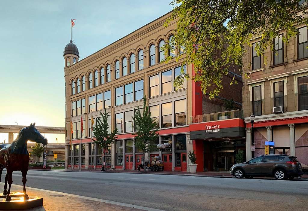 Fassade des Frazier History Museum in der Innenstadt von Louisville bei Sonnenuntergang