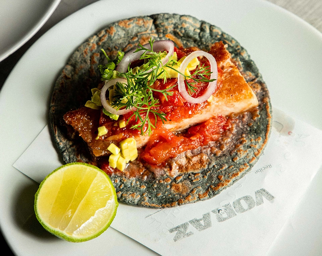 Mexikanisches Hauptgericht im Michelin-empfohlenen Restaurant Voraz mit Fisch, Salsa, Zwiebeln und Limette