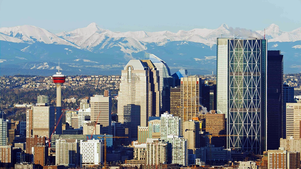 Sommerliche Skyline von Calgary bei blauem Himmel und warmem Abendlicht