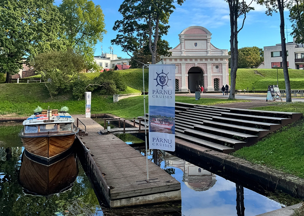 Bootsanleger von Pärnu Cruises am Tallinner Tor in der Altstadt von Pärnu
