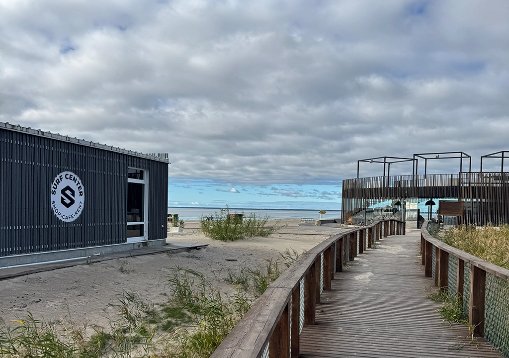 Holzsteg zum Strand von Pärnu mit moderner Strandarchitektur