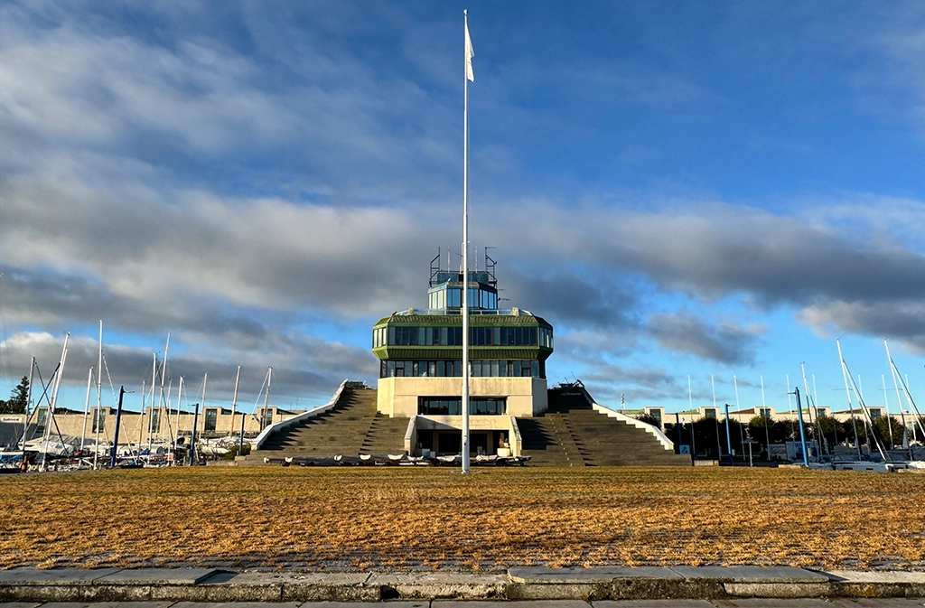 Ehemaliges olympisches Regattazentrum von Pirita bei Tallinn mit markantem Betonbau und Flaggenmast