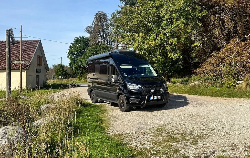 Wohnmobil am Rand eines estnischen Dorfes im Herbst