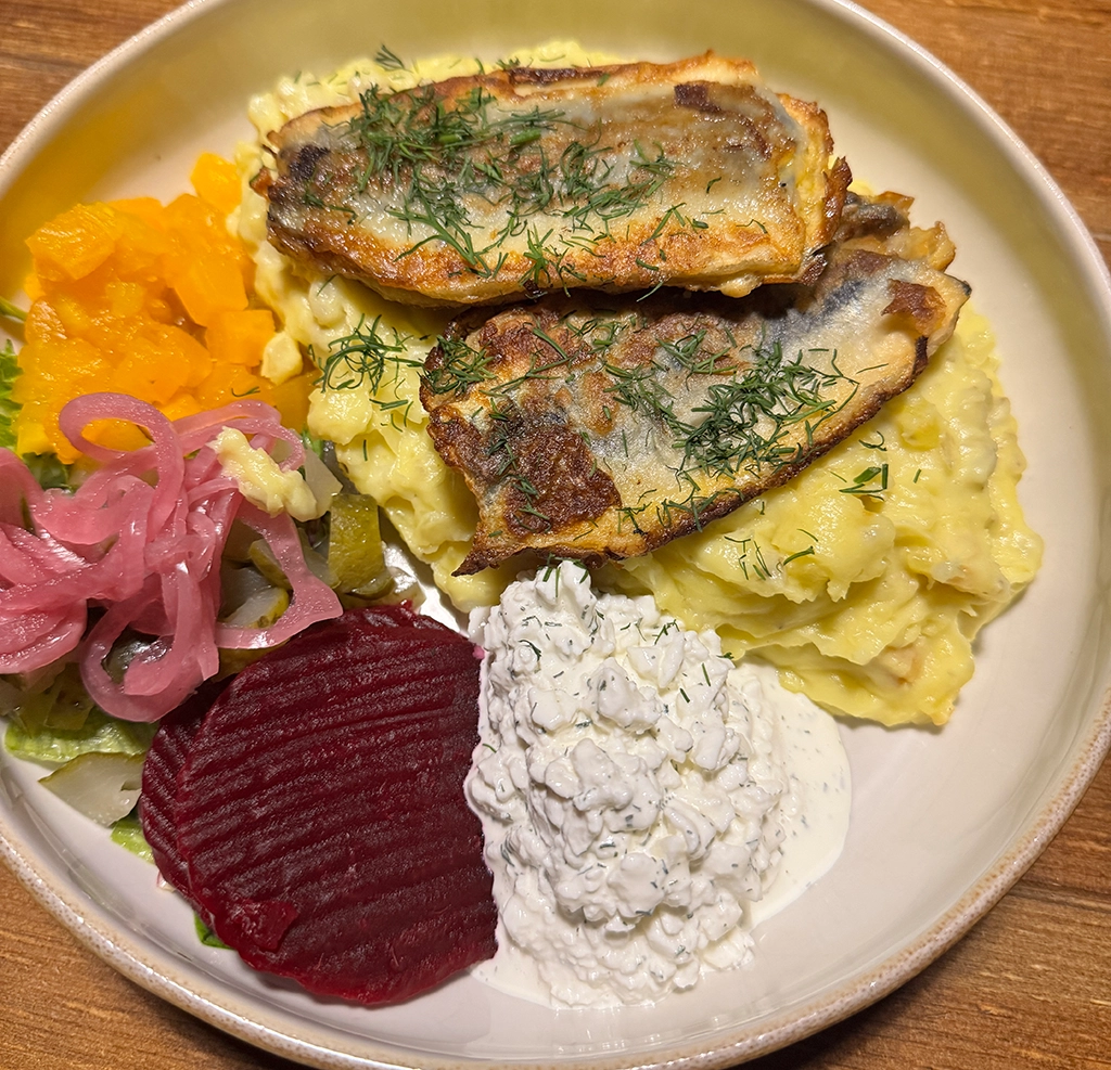 Gebratener Hering mit Kartoffelpüree, Dill, Rote Bete und Kräuterquark in Estland