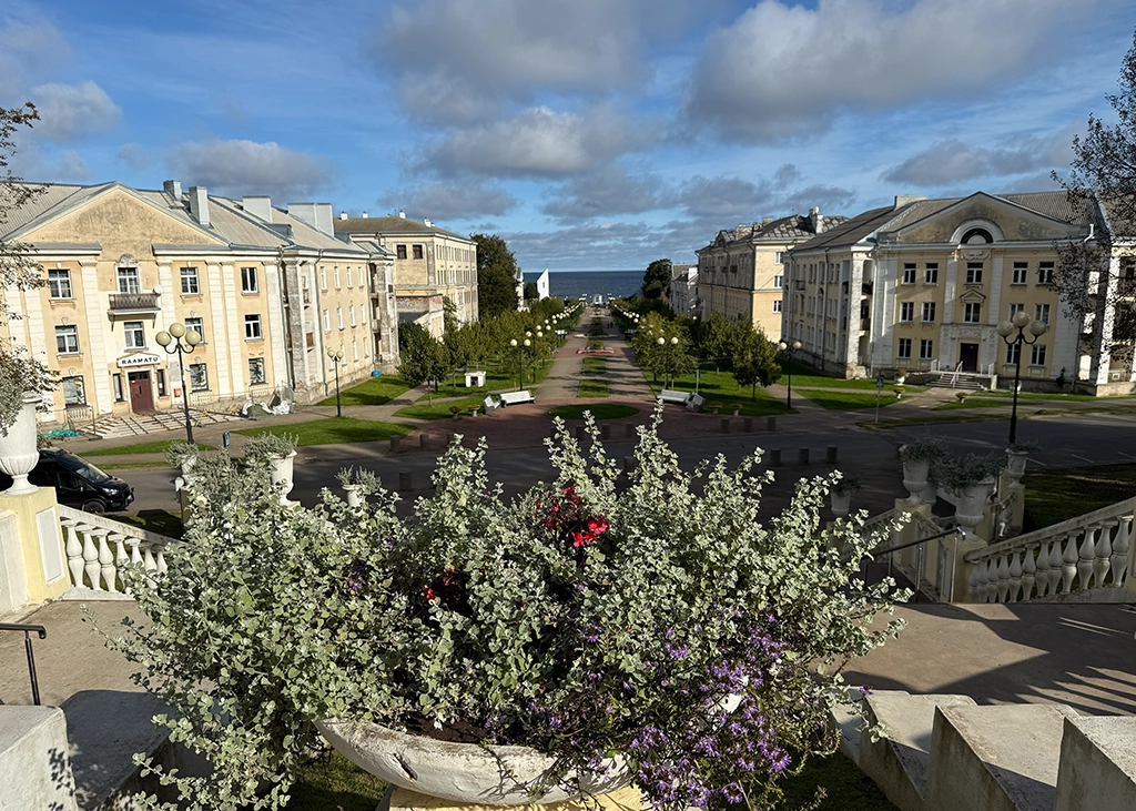 Stadtplatz von Sillamäe mit symmetrischer sowjetischer Architektur und Blick Richtung Finnischer Meerbusen