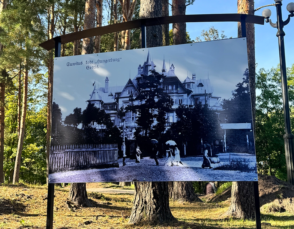 Historische Fototafel mit altem Kurhausmotiv in Narva-Jõesuu zwischen Bäumen