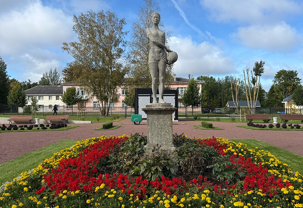 Statue im Garten des Sillamäe Museums, umgeben von Blumenbeeten, als Relikt aus der sowjetischen Stadtgeschichte Estlands