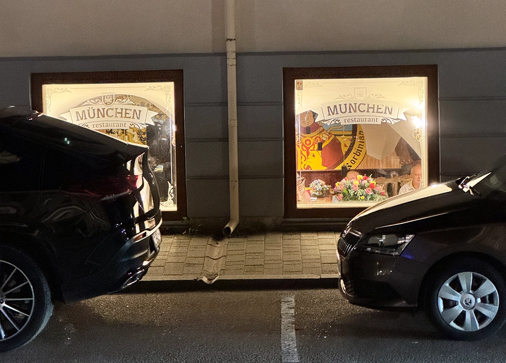 Restaurant München in Tartu mit deutsch inspiriertem Schaufenster