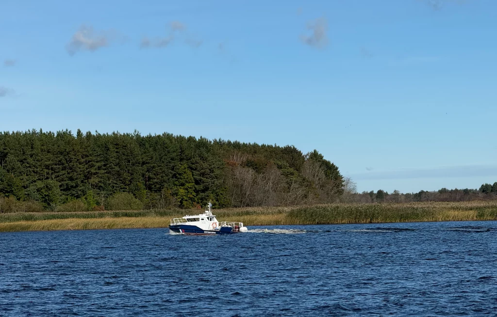 Russisches Patrouillenboot auf dem Fluss Narva nahe der estnisch-russischen Grenze