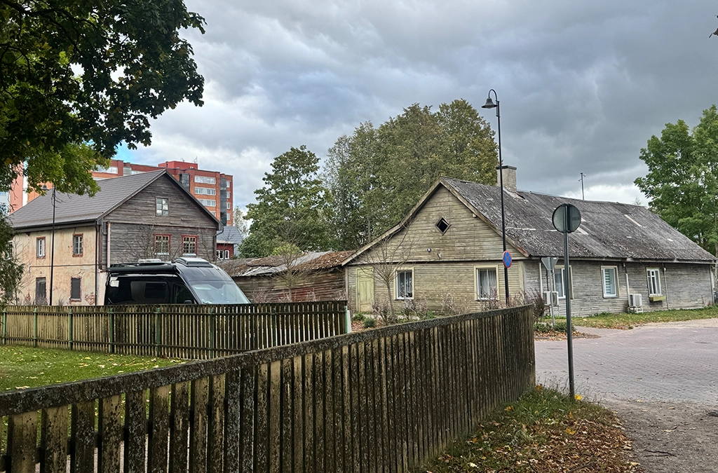 Alte Holzhäuser in Võru nahe dem Tamula järv, traditioneller Baustil im Süden Estlands