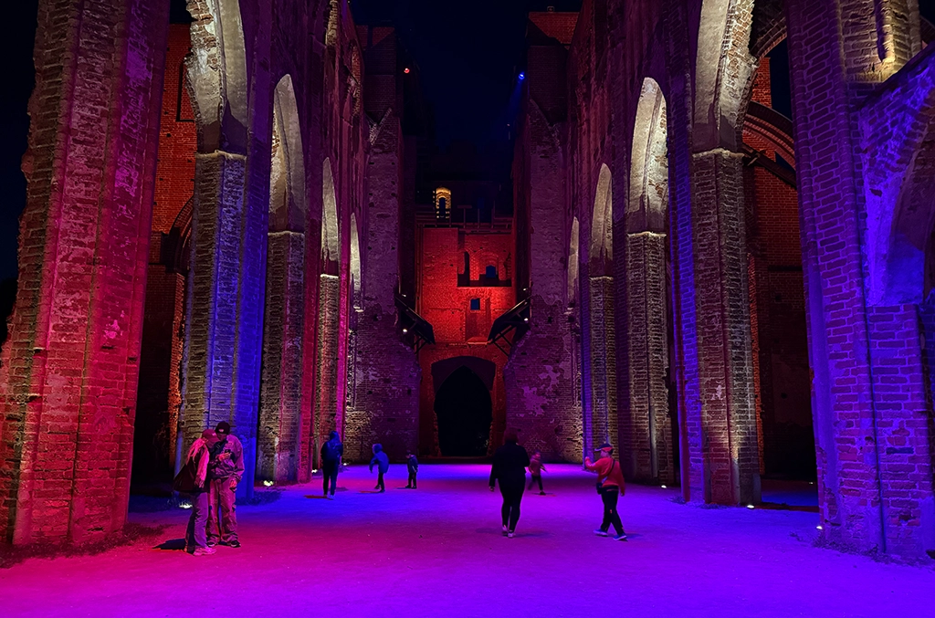 Beleuchtete Domruinen auf dem Toomemägi-Hügel in Tartu bei Nacht