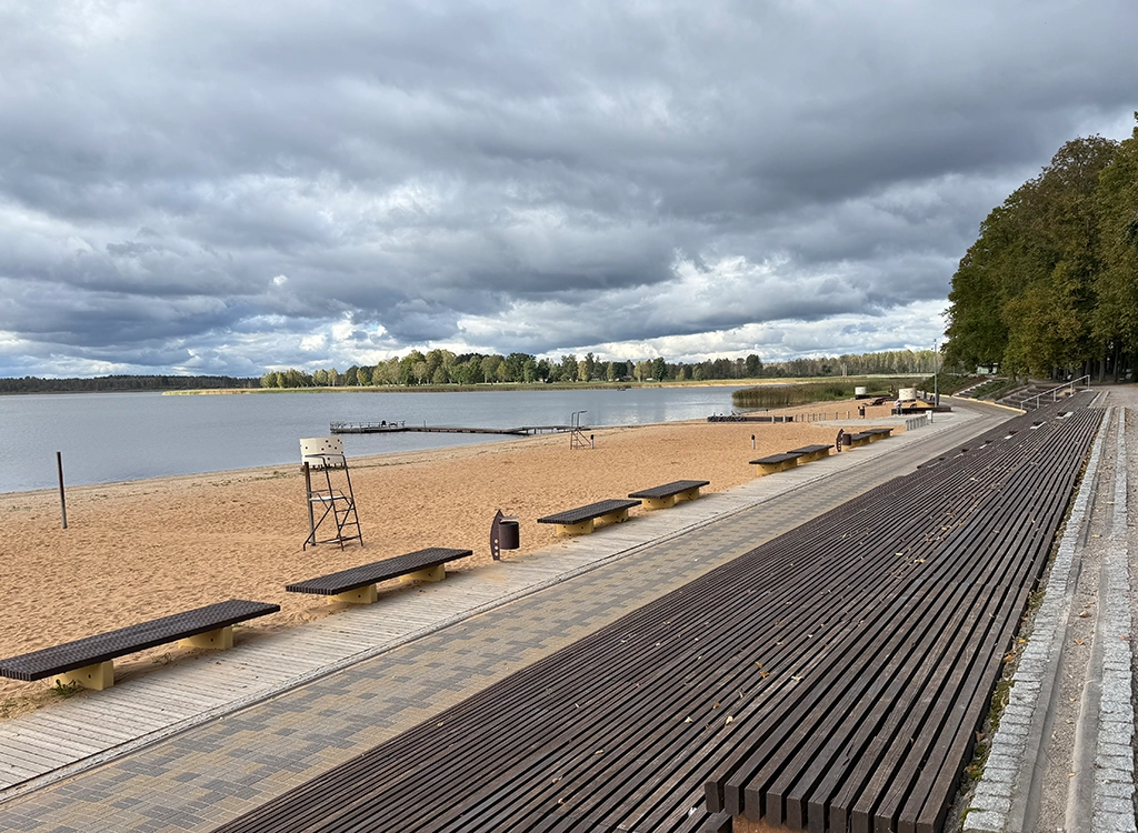 Strandpromenade am Tamula järv in Võru mit Holzstegen und Sandstrand