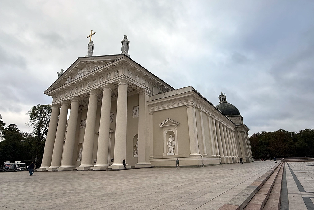 Klassizistische Kathedrale St. Stanislaus und St. Ladislaus in Vilnius mit Säulenfassade