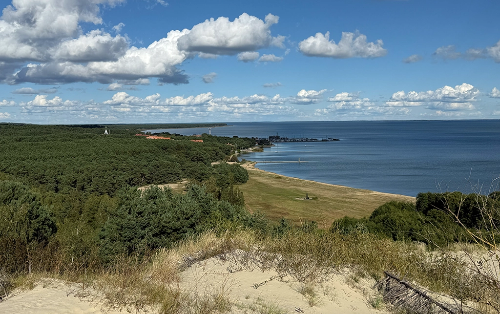Aussicht von der Parnidis-Düne über Nida und das Kurische Haff in Litauen