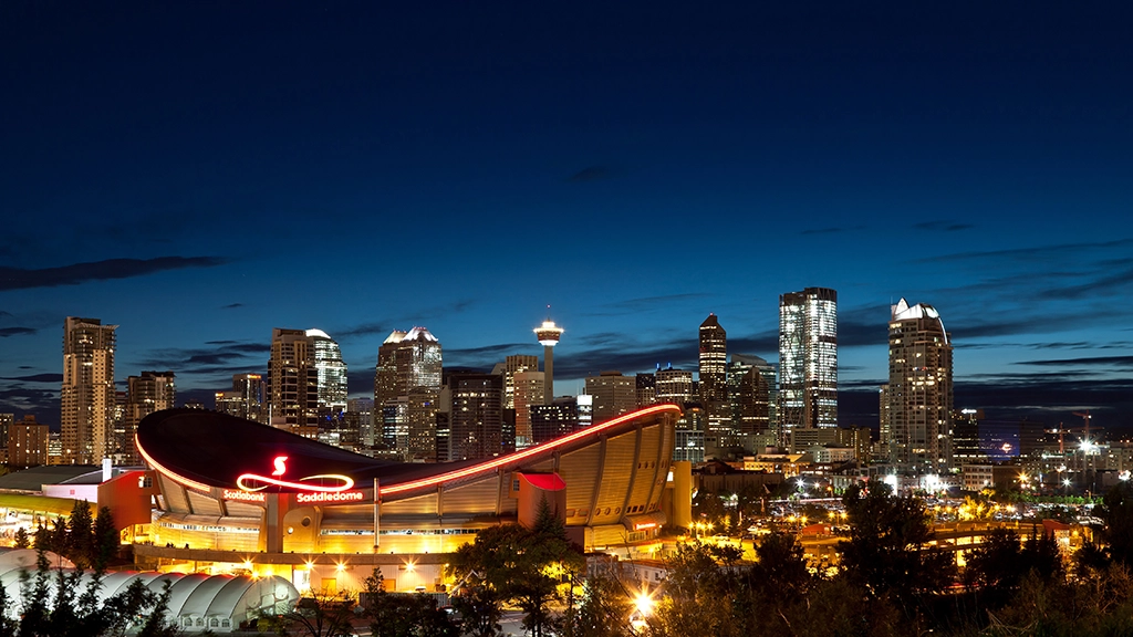 Saddledome und nächtliche Skyline von Calgary, Alberta