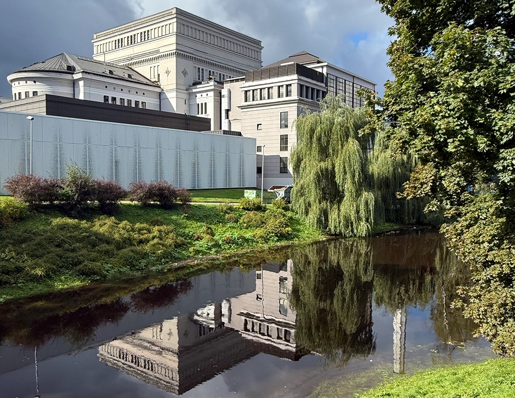 Lettische Nationaloper in Riga, gespiegelt im Stadtkanal