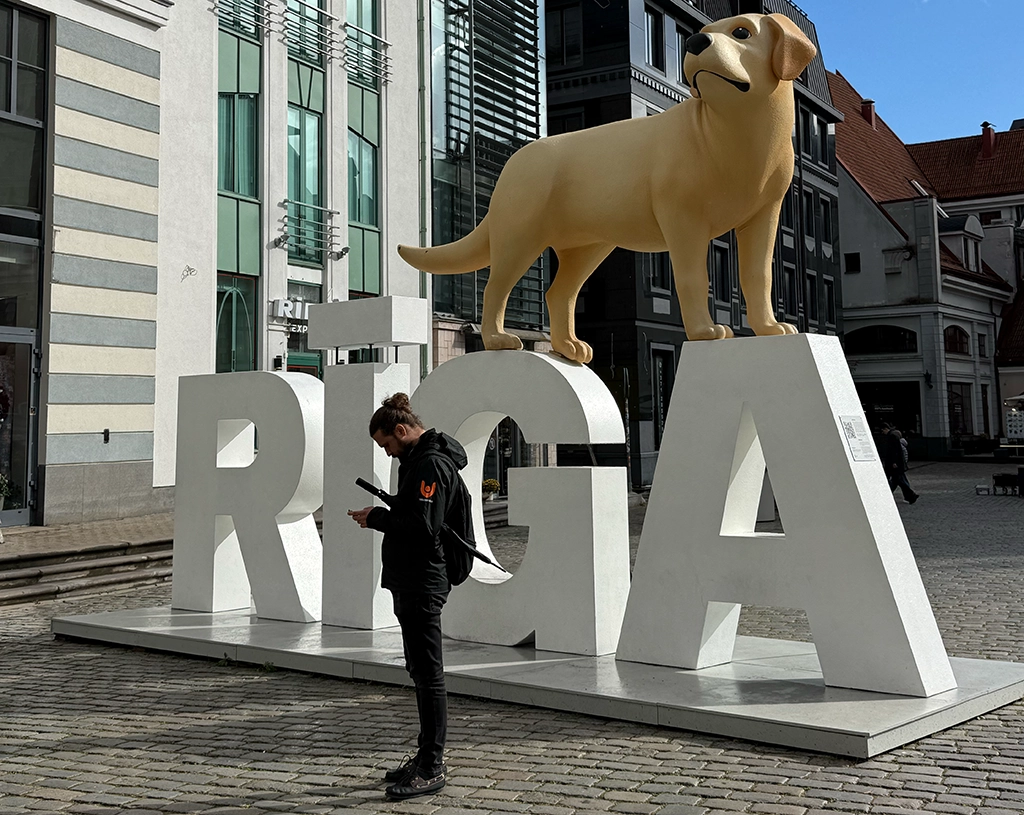 Großer Schriftzug „RIGA“ mit Hundeskulptur in der Innenstadt von Riga