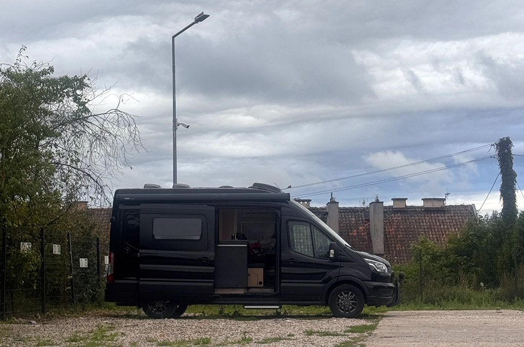 Campervan auf einfachem Stellplatz in Mikołajki in den Masuren im Herbst