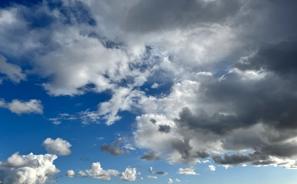 Dramatische Wolkenformationen über blauem Himmel im Baltikum