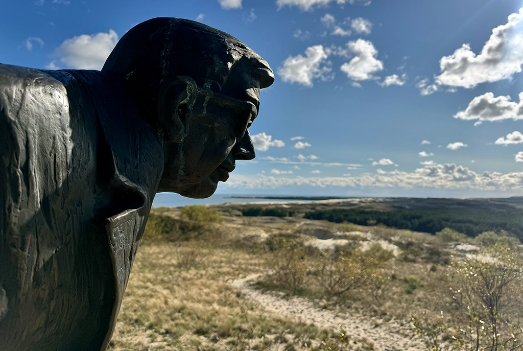 Nahaufnahme der Thomas-Mann-Statue auf der Parnidis-Düne in Nida