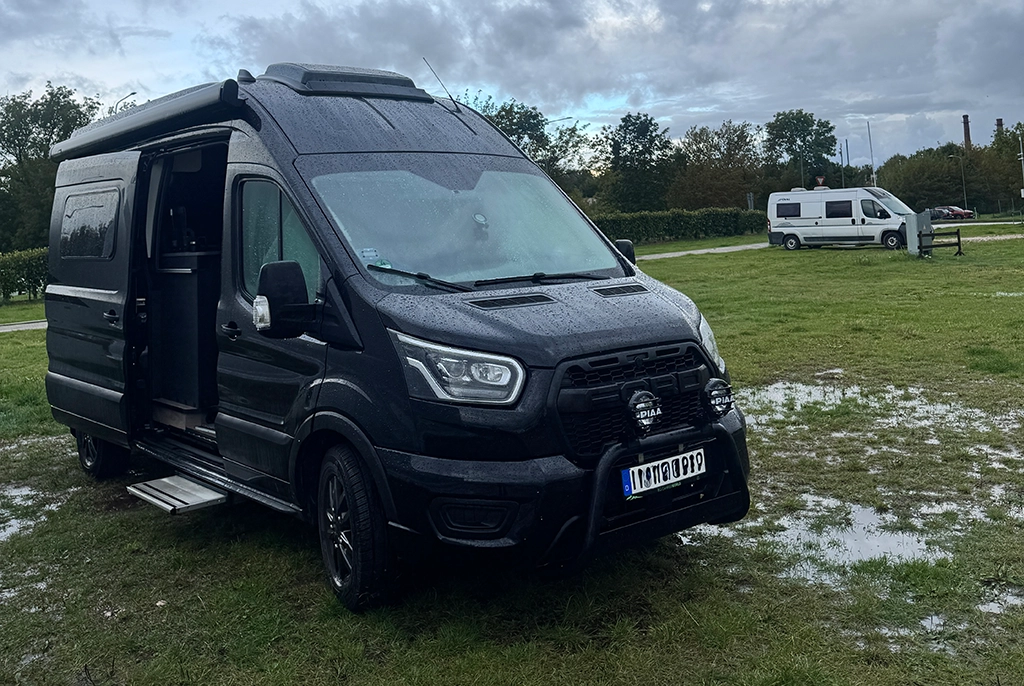 Campervan auf dem Riga City Camping nahe der Messehallen