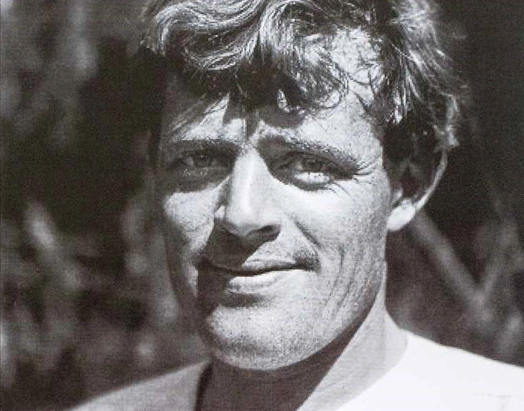 Schwarz-weiß Porträtaufnahme von Jack London mit leicht zerzaustem Haar und direktem Blick in die Kamera.