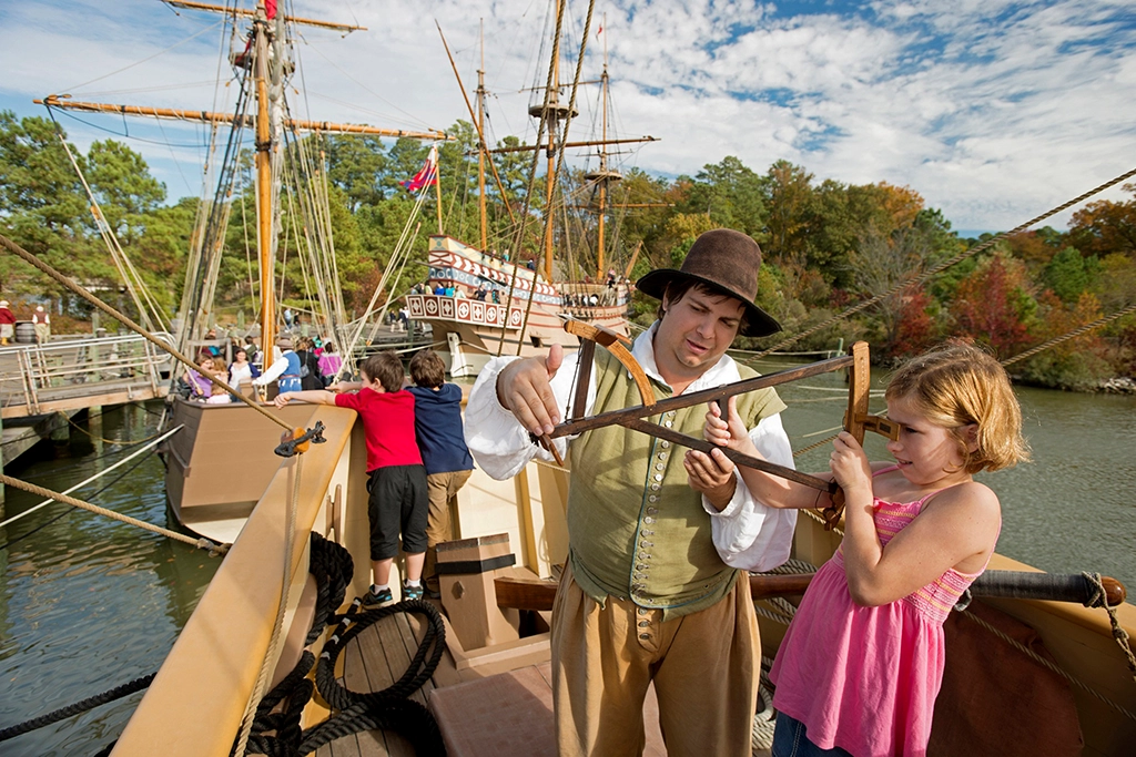 Nachbau des Segelschiffs Godspeed im Jamestown Settlement in Virginia mit Besuchern an Bord