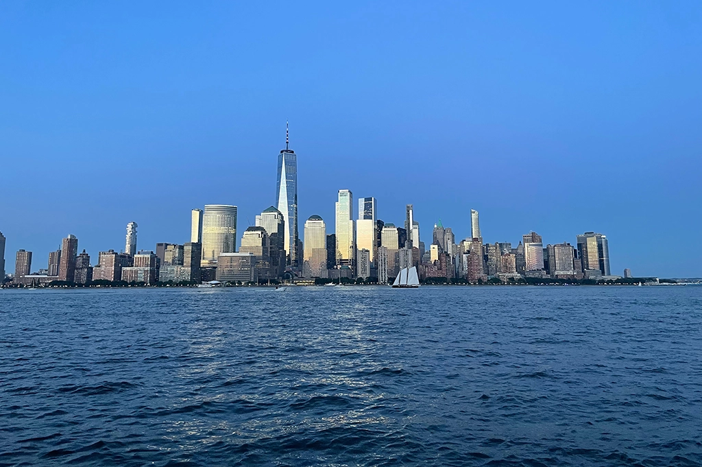 Skyline von Manhattan mit One World Trade Center, Blick vom Hudson River in New Jersey