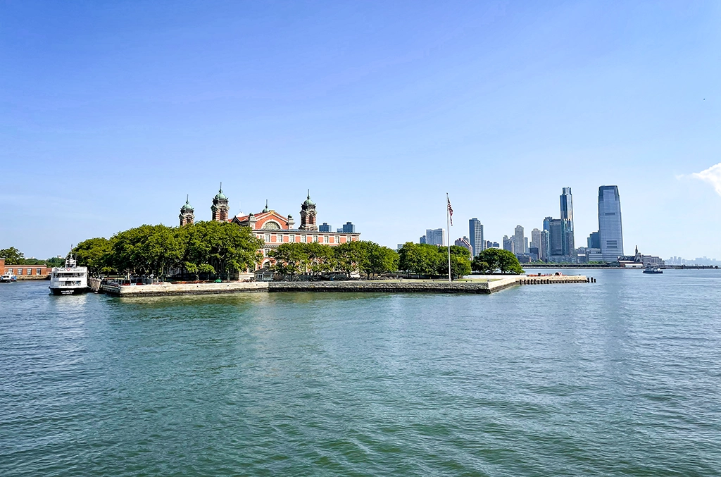 Liberty Island mit Freiheitsstatue, Blick vom Wasser bei Jersey City