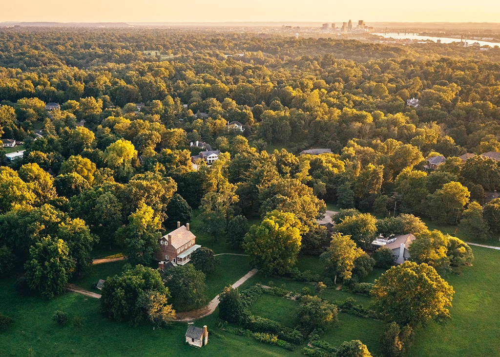 Historisches Anwesen Locust Grove bei Sonnenuntergang inmitten grüner Wälder nahe Louisville