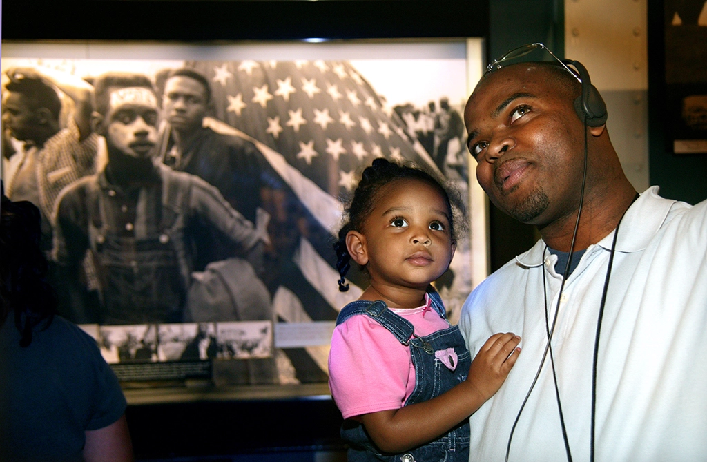 Besucher im National Civil Rights Museum in Memphis vor historischer Fotografie zur US-Bürgerrechtsbewegung
