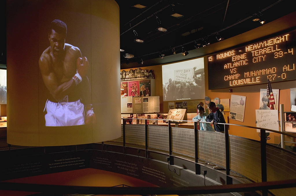 Projektion von Muhammad Ali und historische Ausstellungsstücke im Muhammad Ali Center in Louisville