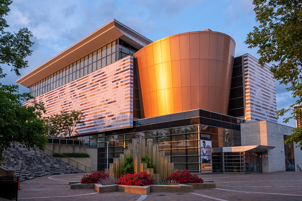 Außenansicht des Muhammad Ali Center mit goldener Fassade bei Sonnenuntergang in Louisville