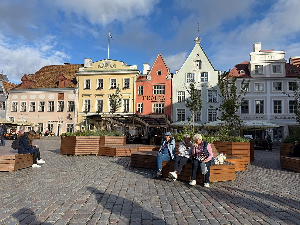 Raekoja plats in Tallinn mit historischen Giebelhäusern, Cafés und Menschen auf dem Marktplatz