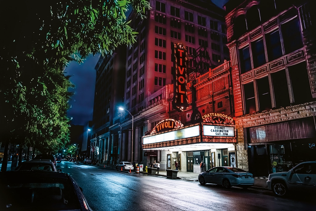 Bitte schreibe mir für die angehängten Fotos die entsprechenden SEO-Bildinformationen (Alt-Text, Bildunterschrift mit © wie in Dateiname oder Metadaten oder per default © Tennessee Tourism) und SEO-Beschreibung.