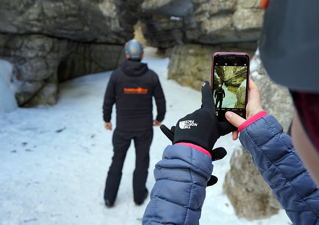 Winterwanderung durch einen Canyon mit gefrorenem Boden bei Jasper, Kanada