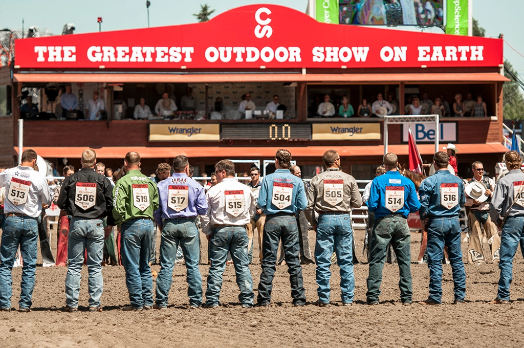 Rodeo-Teilnehmer stehen beim feierlichen Opening der Calgary Stampede in der Arena
