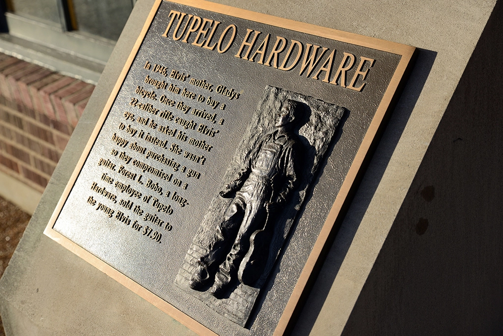 Bronzene Gedenktafel an der Tupelo Hardware Company erinnert an Elvis Presleys ersten Gitarrenkauf
