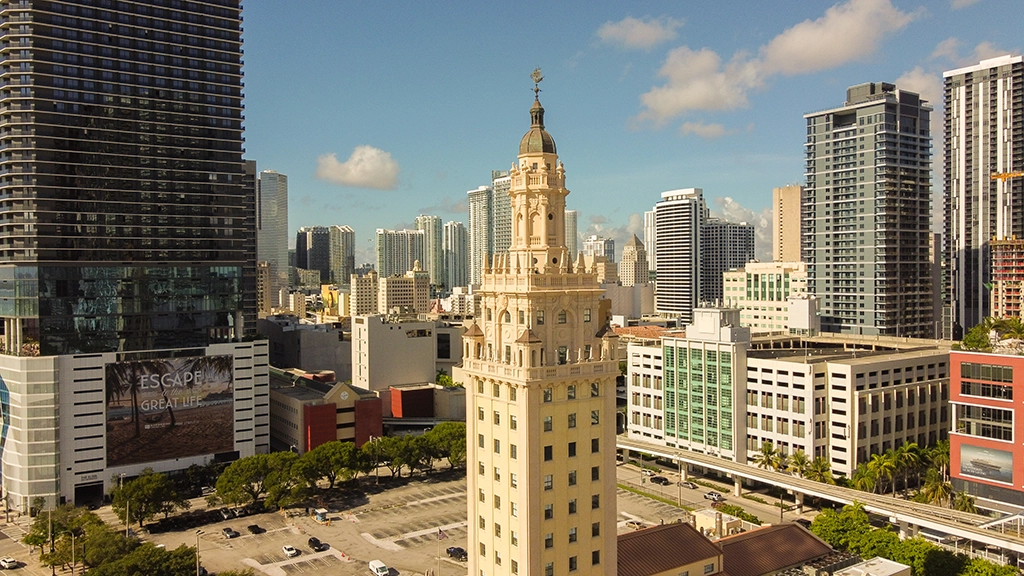 Freedom Tower im Herzen von Downtown Miami, umgeben von modernen Hochhäusern