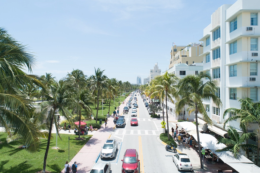 Ocean Drive in South Beach mit Art-déco-Gebäuden, Palmen und Straßencafés