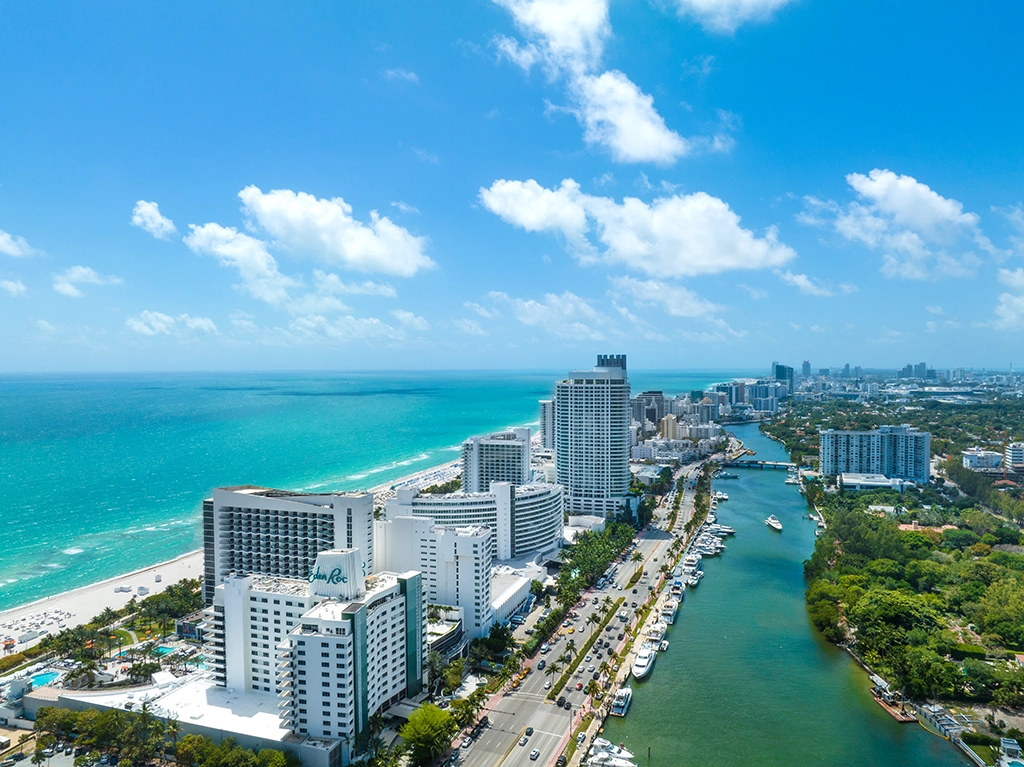 Blick auf die Hotels und Wasserwege von Mid Beach in Miami aus der Luft