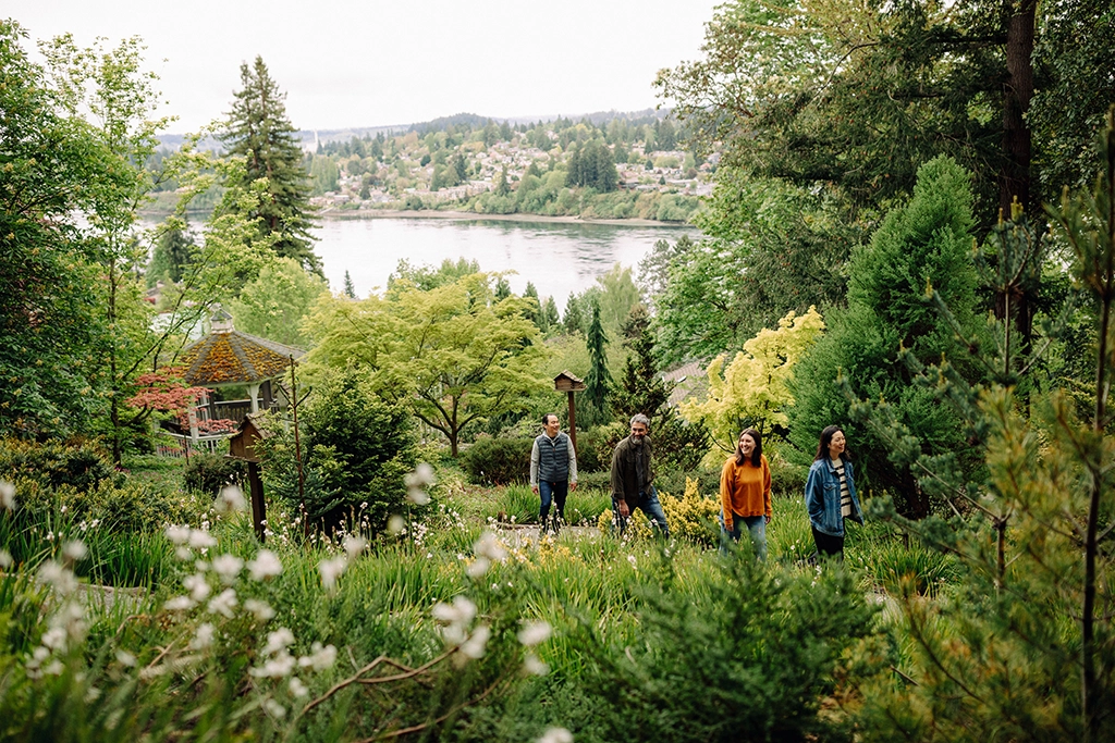 Besucher in Vista Gardens in Bremerton mit Blick auf Wasser und Grünanlagen.