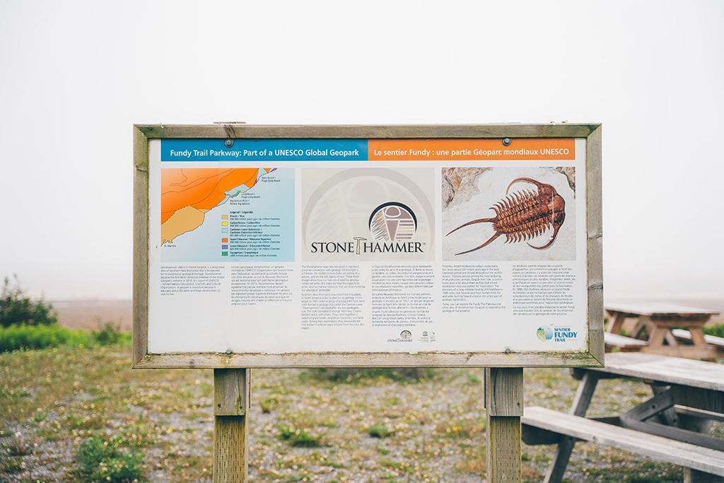 Infotafel zum Fundy Trail Parkway im Stonehammer UNESCO Global Geopark in New Brunswick.