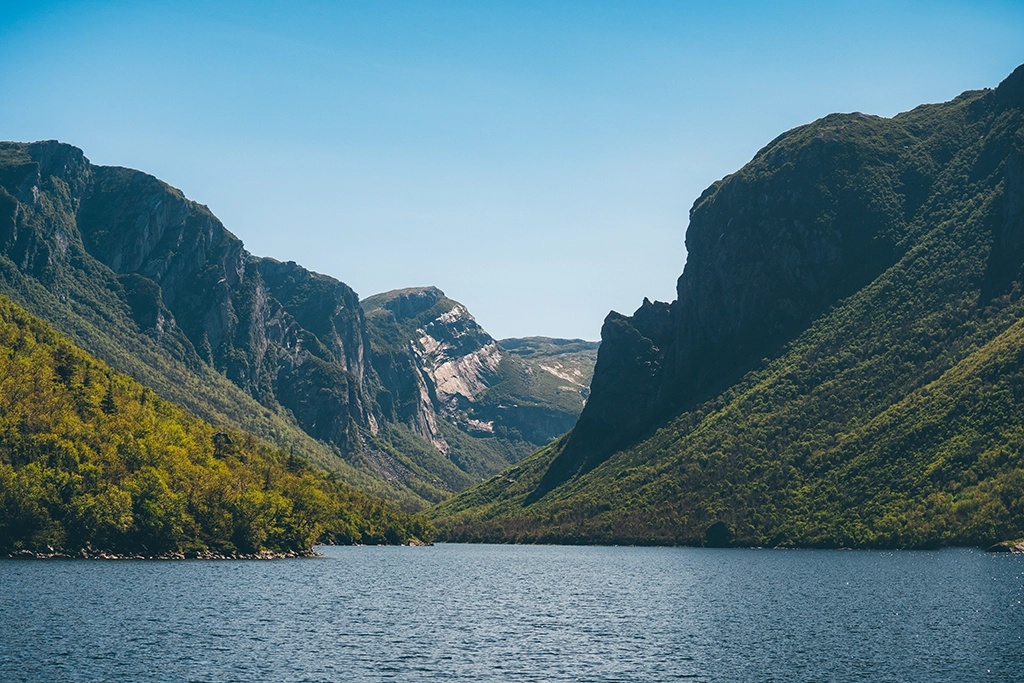 Fjordlandschaft am Western Brook Pond im Gros Morne National Park.