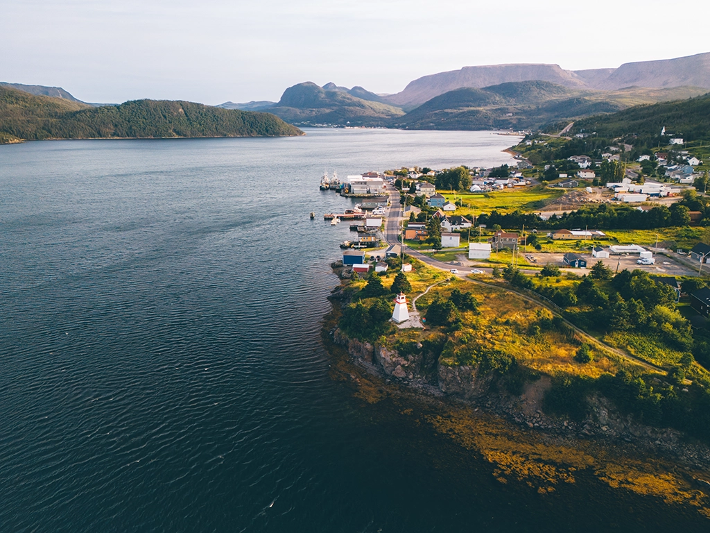 Luftaufnahme von Woody Point am Gros Morne National Park in Newfoundland.