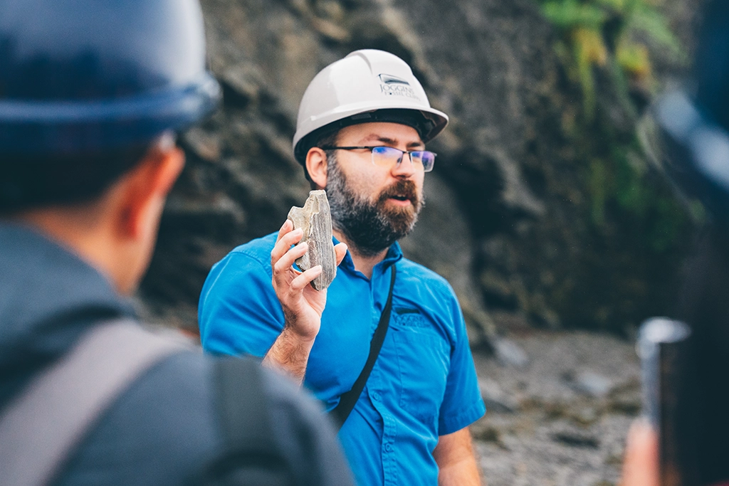 Guide erklärt Fossilien an den Joggins Fossil Cliffs in Nova Scotia.