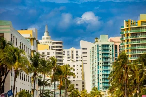 Art-déco-Gebäude mit farbigen Fassaden und Palmen in South Beach, Miami