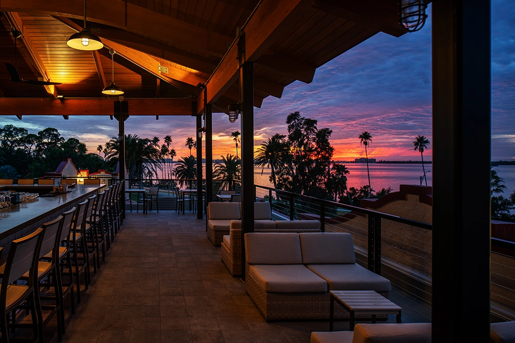 Sonnenuntergang über dem Golf von Mexiko, gesehen von der stimmungsvoll beleuchteten Hi-Fi Rooftop-Bar des Fenway Hotels.