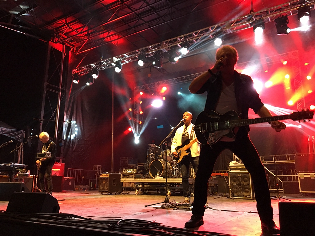 Musiker auf der Bühne beim Gateway Festival in Saskatchewan unter rotem Bühnenlicht