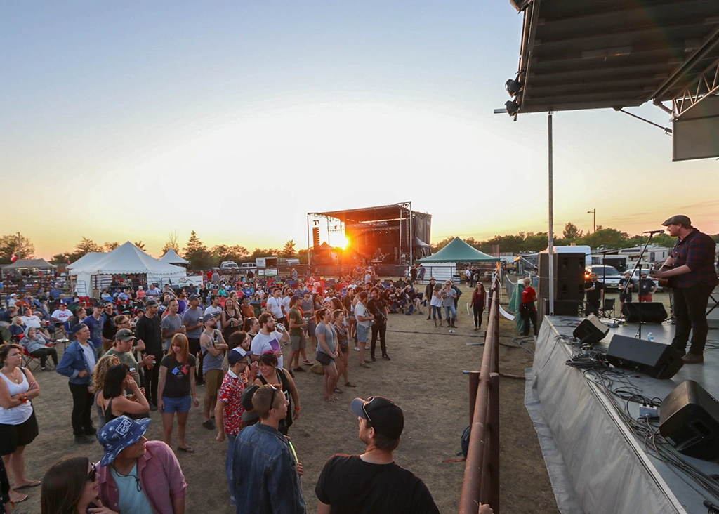 Musikfestival-Publikum bei Sonnenuntergang vor der Bühne beim Gateway Festival